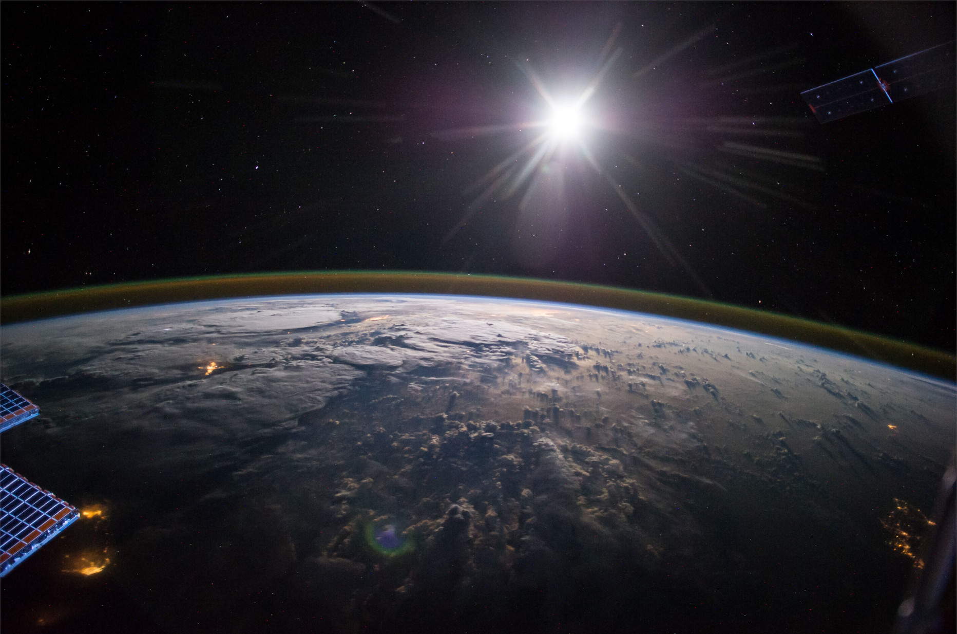 Abbildung 1 zeigt das wesentliche des Klimasystem. Die Sonne bestrahlt die Erde.